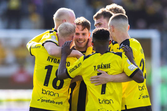 Häckens Lars Olden Larsen jublar med lagkamrater