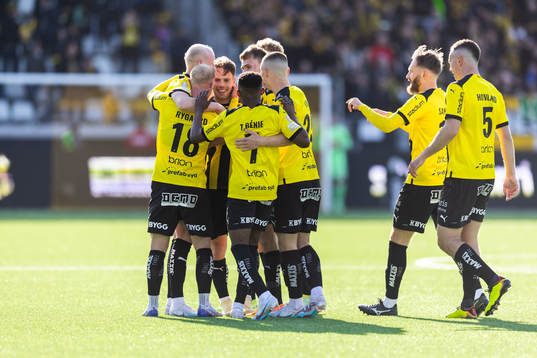 Häckens Lars Olden Larsen jublar med lagkamrater