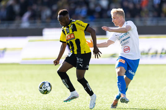 Häckens Benie Adama Traore och Värnamos Victor Larsson