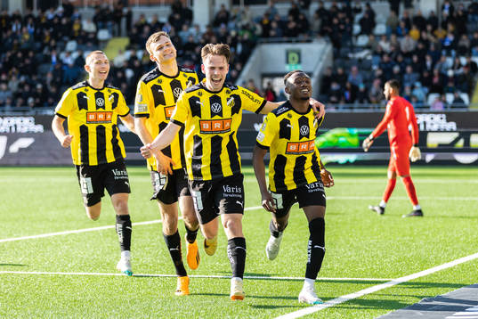 Häckens Benie Adama Traore jublar med Lars Olden Larsen