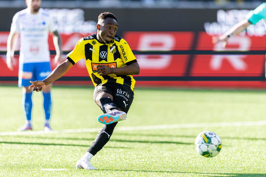 Häckens Benie Adama Traore gör 2-0 på straff