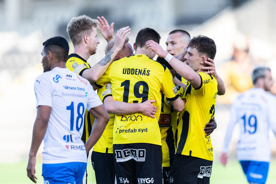 Häckens Mikkel Rygaard Jensen jublar med lagkamrater