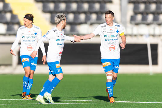 Värnamos Marco Bustos jublar med Oscar Johansson