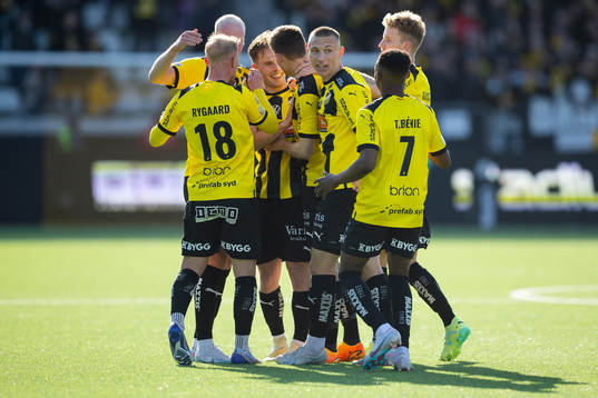 Häckens Lars Olden Larsen jublar med lagkamrater