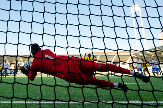 Värnamos Jonathan Ursin Rasheed räddar en straff slagen