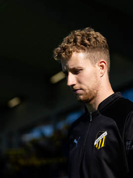 Häckens Samuel Gustafson på väg ut för line up innan