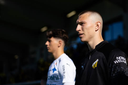 Häckens Kristoffer Lund Hansen på väg ut för line up