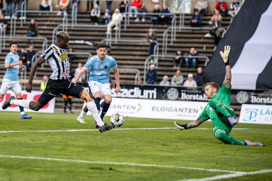 Landskronas Ousmane Diawara  och Gefles målvakt Robin