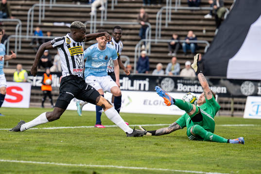 Landskronas Ousmane Diawara och Gefles målvakt Robin