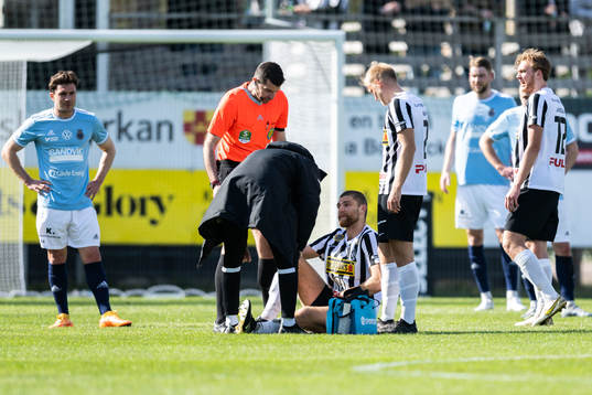 Landskronas Erik Hedenquist har ont
