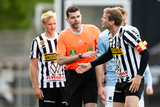 Landskronas Philip Andersson reagerar på domslut av Domare