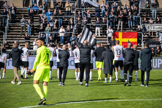 Landskronas spelarna jublar med sina supportrar