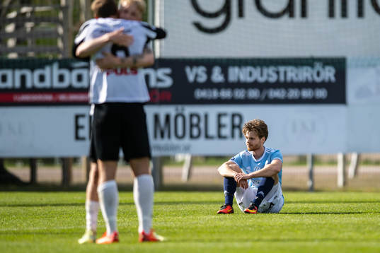 Gefles Daniel Eliasson deppar fotbollsmatchen i Superettan