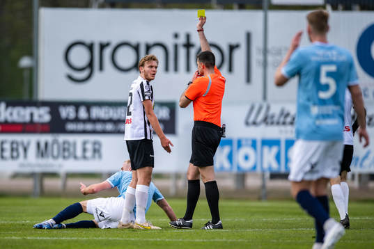 Landskronas Melker Jonsson  tilldelas ett gult kort av