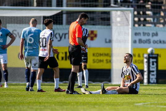 Landskronas Erik Hedenquist har ont