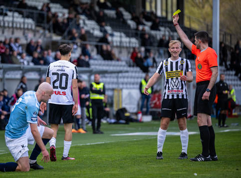 Landskronas Camil Jebara blir tilldelat ett gult kort av