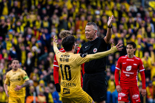 Hugo Vetlesen of Bodø/Glimt and Svein Oddvar Moen, referee