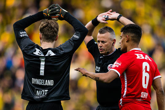 Mathias Dyngeland of Brann and Svein Oddvar Moen, referee