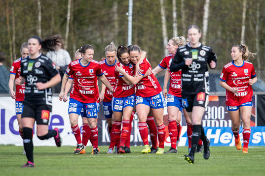 Vittsjös Hanna Ekengren och Elisabet Klinga jublar