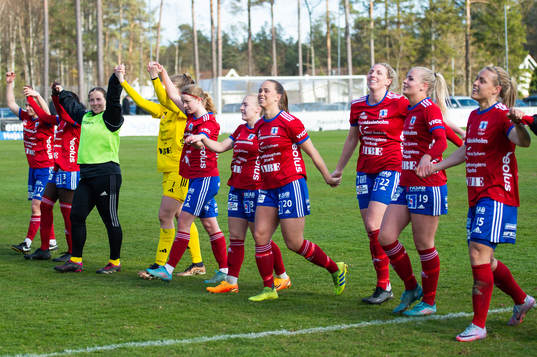 Vittsjös Hanna Ekengren och medspelare jublar