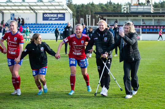 Vittsjös Clare Polkinghorne som är skadad jublar