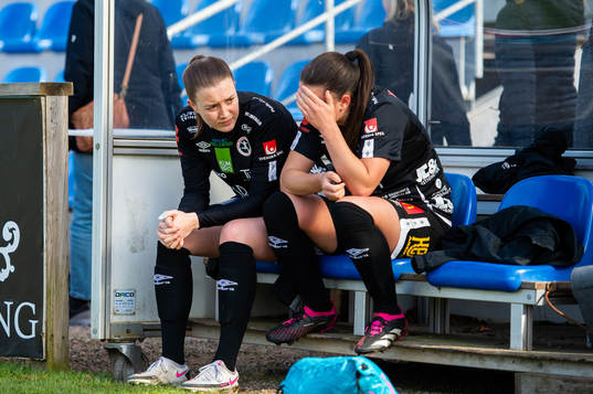 Örebros Katariina Kosola och Emilia Pelgander deppar