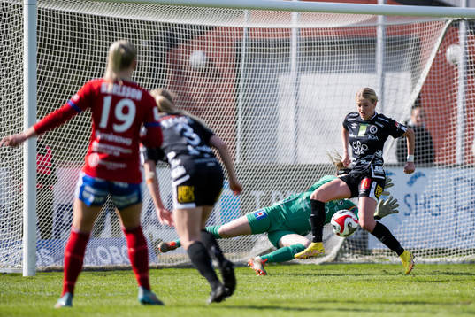 Örebros Regan Steigleder stoppar skottet från Vittsjös