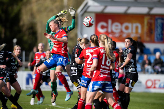 Örebros målvakt Tove Enblom tappar bollen i duellen mot