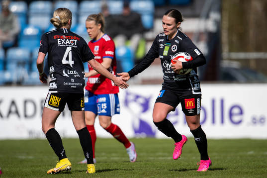 Örebros Maja Bodin och Regan Steigleder jublar