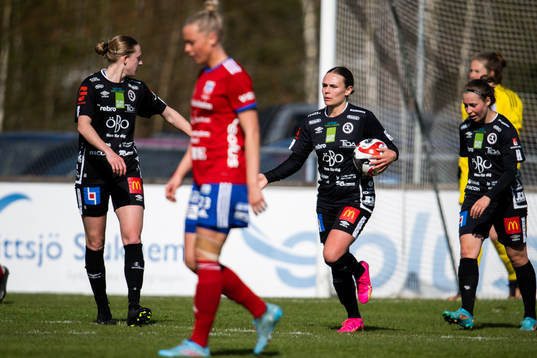 Örebros Maja Bodin och Audrey Harding jublar