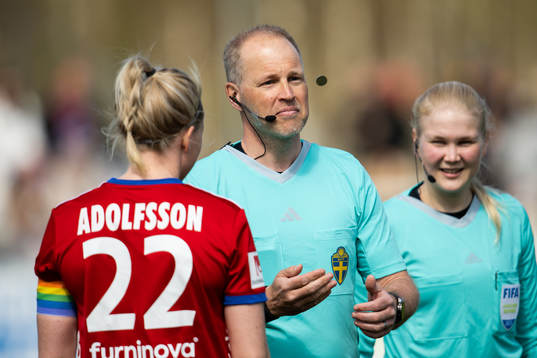 Domare Niklas Olsson kastar mynt