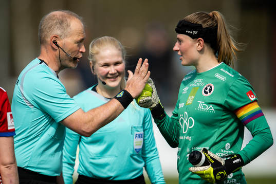 Domare Niklas Olsson och Örebros målvakt Tove Enblom