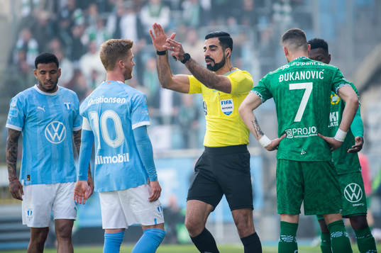 Malmö FFs Anders Christiansen och Domare Mohammed Al-Hakim