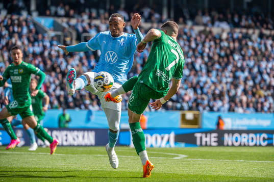 Malmö FFs Derek Cornelius och Hammarbys Viktor Djukanovic