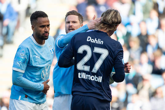 Malmö FFs målvakt Johan Dahlin klappas om av Isaac Kiese