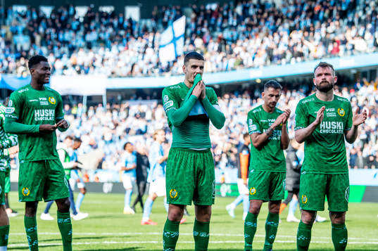 Hammarbys Edvin Kurtulus deppar med lagkamraterna