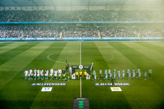 Lagen ställer upp innan fotbollsmatchen i Allsvenskan
