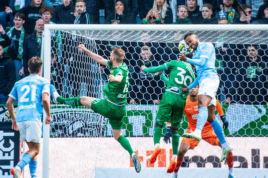 Malmö FFs Isaac Kiese Thelin nickar in bollen i mål