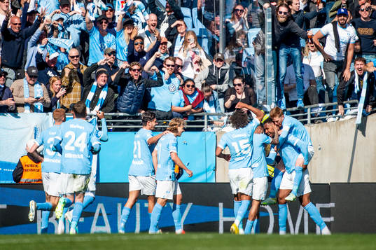 Malmö FFs Isaac Kiese Thelin jublar med lagkamratarena