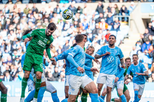 Hammarbys Adi Nalic mot Malmö FFs spelare