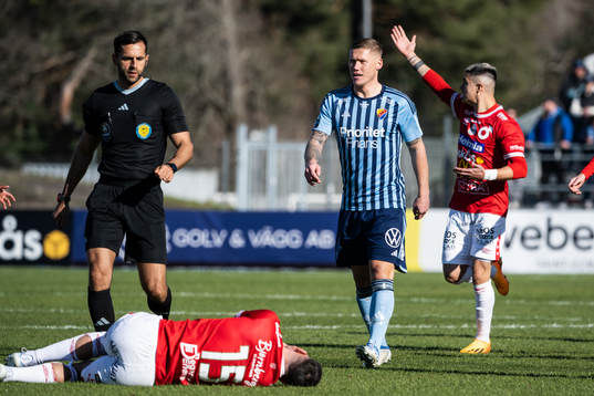 Djurgårdens Victor Edvardsen i en situation med Degerfors