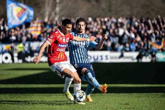 Degerfors Elyas Bouzaiene och Djurgårdens Gustav Wikheim