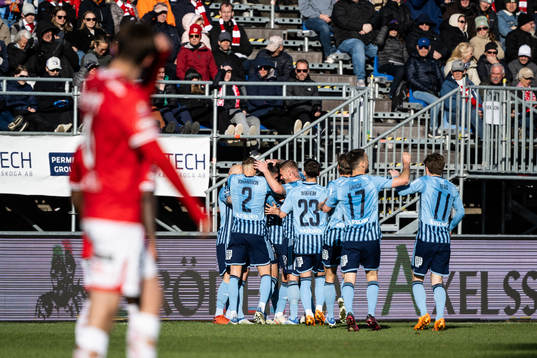 Djurgårdens Besard Sabovic jublar med lagkamrater