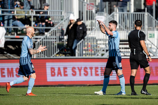 Djurgårdens Besard Sabovic (h) jublar med Magnus Eriksson