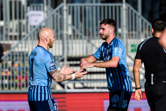 Djurgårdens Magnus Eriksson och Besard Sabovic jublar