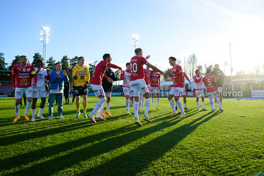 Degerfors spelare jublar