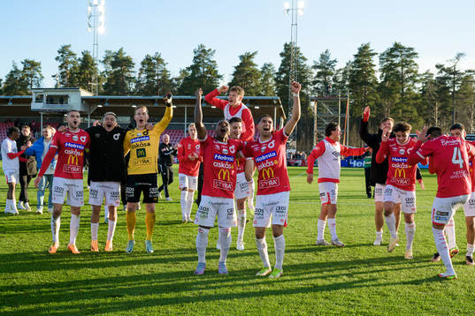 Degerfors spelare jublar