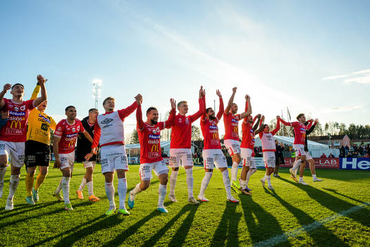 Degerfors spelare jublar