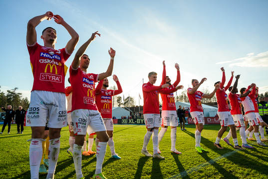 Degerfors spelare jublar