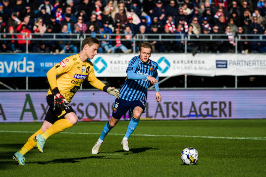 Degerfors målvakt Sondre Lovseth Rossbach och Djurgårdens